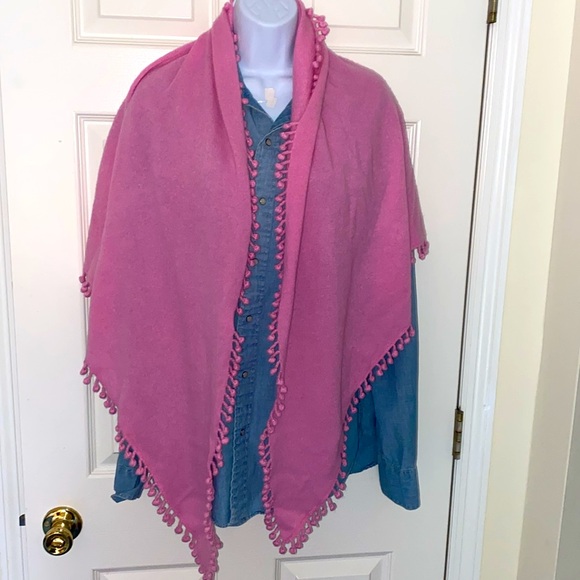 🎁NWOT Boo Gemes Pom Pom wrap! Perfect for a gift🌟 NEVER worn🎉 - Picture 3 of 5